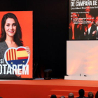 Pla general de la intervenció d'Inés Arrimadas amb el lema 'Ara sí votarem' en una pantalla gegant, el 26 de novembre del 2017.