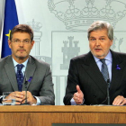 A la izquierda, el ministro de Justicia, Rafael Catalá, y el portavoz del gobierno español, Íñigo Méndez de Vigo.