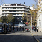 Plano abierto donde se pueden ver furgones y policías delante de la comisaría de la policía española en Lérida y al lado del colegio Lestonnac, el 21 de noviembre de 2017.