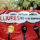 Concentración de los trabajadores de TV3, Catalunya Ràdio y ACN delante del Senado para apartar los medios públicos del 155.