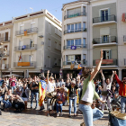 La gente saltando de alegría en la plaza del Mercadal de Reus después de la declaración de la República.