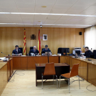 Plano general de la sala de vistas de la Audiencia de Tarragona durante el juicio contra un hombre -a la derecha de la imagen- acusado de intentar introducir a una menor al maletero de su vehículo en Cambrils.