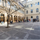 Imagen del patio de la escuela Vedruna de Gràcia con varios alumnos.