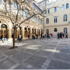 Imatge del pati de l'escola Vedruna de Gràcia amb diversos alumnes.