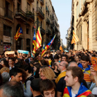 Desenes de persones concentrades a la Plaça Sant Jaume davnat del Palau de la Generalitat celebrant la República.