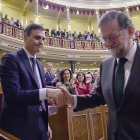 Mariano Rajoy i Pedro Sánchez es donen la mà després de la votació de la moció de censura aquest 1 de juny