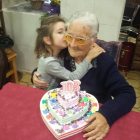 L'Amèlia Guardià de 106 anys rebent un detall de la seva besnéta Amèlia Ventura de 5 anys.