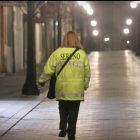 Una treballadora de Serenos de Gijón fa la seva ruta per un dels carrers de la ciutat asturiana.