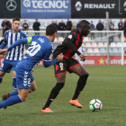 Karim Yoda intenta deshacerse de dos rivales del Lorca este domingo durante la goleada en el Estadi Municipal.