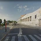 La Guàrdia Urbana vigila contínuament la zona del passeig de Sant Antoni per impedir que es consumeixi alcohol al carrer.