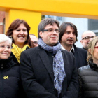 El líder de JxCat Carles Puigdemont con los diputados electos de su grupo, en Bruselas, el 12 de enero.