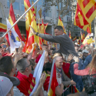 Albiol saluda manifestants aquest diumenge a Barcelona.