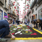 L'acte tradicional de crear catifes amb flors s'ha fet tot i la pluja