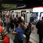 Imagen de archivo del andén de la línea 5 del metro de Barcelona en la estación de Sants.