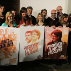 Los miembros de la candidatura de Junts per Catalunya aguantando el tres carteles con el lema de la campaña.