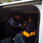 Imatge del denunciat dins del cotxe d'atestats de la Policia Local de Platja d'Aro.