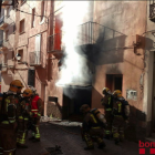 Ocho dotaciones de los Bomberos han trabajado en la extinción del incendio de una casa en Vallmoll.