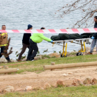 Els serveis funeraris s'emporten el cadàver trobat a l'embarcador del riu Ebre a Amposta