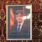 Primer pla del retrat del president Carles Puigdemont al saló de plens de l'Ajuntament de Tarragona.