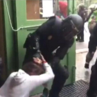 Imagen de uno de los vídeos de la actuación policial en el instituto Pau Claris.