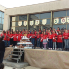 Imatge dels alumnes cantant una cançó commemorativa amb el pastís fet per l'AMPA de l'escola.