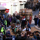 Imatge dels Tres tombs a Valls passant per l'encreuament de carrers conegut popularment com els quatre cantons, al carrer Jaume Huguet, a toca de la plaça del Pati