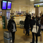 Passatgers fent cua per facturar la seva maleta al mostrador de Ryanair, abans d'agafar un dels vols que la companyia de baix cost irlandesa opera des de l'aeroport de Girona