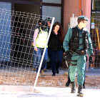 Imagen del momento en que la Guardia Civil detuvo la miembro del CDR de Viladecans.