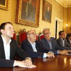 Los eurodiputados Javi López (PSC) y Santiago Fisas (PP), en rueda de prensa con el alcalde de Tarragona, Josep Fèlix Ballesteros, y los concejales José Luis Martín y Javier Villamayor.