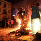 Instant de l'enterrament del Rei Carnestoltes, on es va cremar el Ninot, la Ninota i la Bóta a la plaça de la Font.