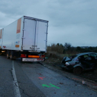 Pla obert del camió accidentat i el segon turisme implicat en el sinistre a Coma-ruga, al Vendrell. Imatge del 4 de febrer de 2018