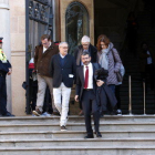 Plano general de Francesc Sànchez, representante de CDC, con Xavier Melero, abogado de Daniel Osàcar, detrás, el 15 de enero de 2018, después de conocer la sentencia del Caso Palau.