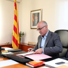 Òscar Peris firma la concesión de la placa al Mérito al Trabajo Francesc Macià en la Muntanyeta.