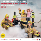 Los Bomberos de Alcover y los niños ilustrando un mes del calendario 2018.