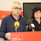 El portaveu del grup municipal del PSC a l'Ajuntament de Reus, Andreu Martín, acompanyat de la regidora Ana Isabel Martínez, en roda de premsa. Imatge del 15 de gener del 2018