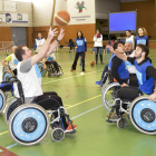 Els participants van poder experimentar la sensació de jugar un partit de bàsquet amb cadira de rodes.
