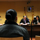 L'acusat amb els magistrats de l'Audiència de Girona de fons.