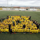 Todos los niños que forman parte de la sección de fútbol del Sant Pau Apòstol, durante su presentación.