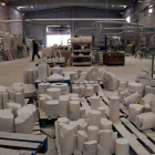 Pla general d'una empresa dedicada a la indústria de l'alabastre, el taller, Alabastres Alfredo de Sarral, i de la gran quantitat de material que es treballa a la nau. Imatge publicada el 5 de juny del 2018