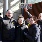 Plan|Plano medio del mecánico Jordi Perelló (izquierda) recibiendo el apoyo|soporte de sus familiares después de declarar a los juzgados de Reus por|para un presunto delito de odio. Imagen del 7 de febrero del 2018
