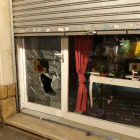 Imagen del cristal de la tienda roto después de ser golpeado por el ladrón.