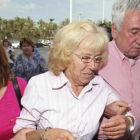 María del Carmen García entrant als jutjats amb la seva família.