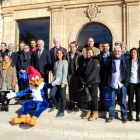 Foto de família dels signants del conveni Corner 2018 davant la façana de la Diputació de Tarragona. Imatge del 16 de gener del 2018