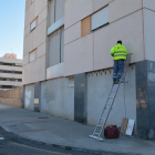 Imagen de uno de los operarios trabajando en la calle del Ebre de Torreforta.