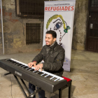 Actuación del pianista de Yarmouk en la Plaça de Sant Pere de Reus.
