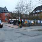 Imagen de la prisión de Neumünster el 2 dabril de 2018 con muestras de apoyo a Puigdemont enganchadas en la entrada del recinto penitenciario.
