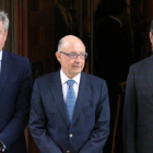 El ministro de Hacienda, Cristóbal Montoro, y los secretarios de Estado de Pressupostos, Alberto Nadal (derecha) y de Hacienda, José Enrique Fernández Moya (izquierda).