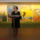 Begoña Floria durant la presentació del Centre d'Art al vestíbul del Teatre Tarragona.