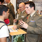 Un membre de l'exèrcit explicant a un jove el funcionament del cos a l'estand de l'Expojove del 2017.
