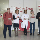 Carles Juncosa, a l'esquerra, i col·laboradors del Banc de Sang.